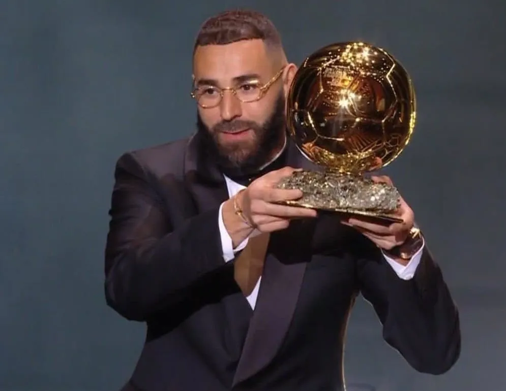 Le Footballeur Karim Benzema Remporte Le Ballon DOr Des Meilleurs